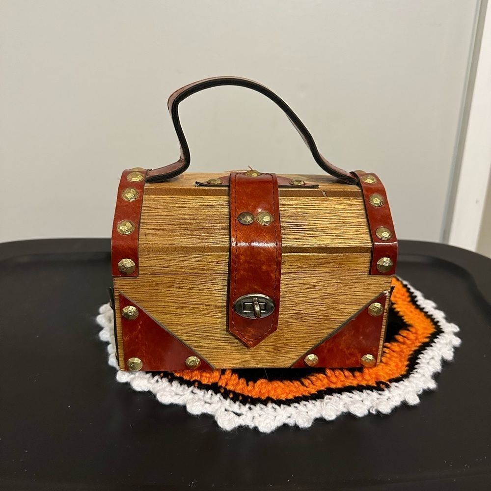 "TREASURE CHEST" VINTAGE 1950'S WOODEN & VINYL BOX BAG